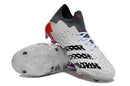 Chuteira Campo Adidas PREDATOR FREAK .1 FG (cinza, branco e vermelho)